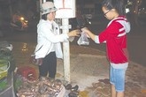 Cảm phục cô sinh viên nghèo bán khoai nướng Cảm phục cô sinh viên nghèo bán khoai nướng