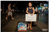 Hình ảnh lạ về cô bé bán nước trên phố Hà Nội gây chú ý Hình ảnh lạ về cô bé bán nước trên phố Hà Nội gây chú ý