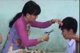 Câu chuyện đẹp đằng sau clip cô giáo cắt tóc học sinh trên bục giảng Câu chuyện đẹp đằng sau clip cô giáo cắt tóc học sinh trên bục giảng