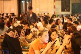 Giật mình với hình ảnh người người cắm đầu vào smartphone Giật mình với hình ảnh người người cắm đầu vào smartphone
