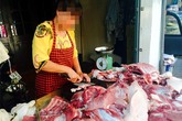 Độc chiêu ăn bớt: Bà chủ hàng thịt lột tiền khách quen Độc chiêu ăn bớt: Bà chủ hàng thịt lột tiền khách quen