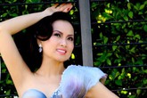 Em gái tỉ phú của Cẩm Ly được báo Mỹ ví là Angelina Jolie của Việt Nam Em gái tỉ phú của Cẩm Ly được báo Mỹ ví là Angelina Jolie của Việt Nam