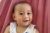 Hình ảnh ngộ nghĩnh của em bé bị văng ra khỏi bụng mẹ Hình ảnh ngộ nghĩnh của em bé bị văng ra khỏi bụng mẹ