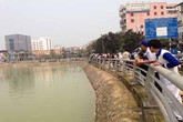 Nhiều người ngụp lặn cứu bé trai đuối nước dưới hồ Nhiều người ngụp lặn cứu bé trai đuối nước dưới hồ