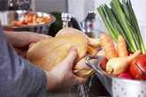 Kinh hãi hình ảnh vi khuẩn lây lan khi rửa thịt gà Kinh hãi hình ảnh vi khuẩn lây lan khi rửa thịt gà
