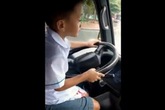 Tìm ra bé trai 6 tuổi lái xe ô tô lao băng băng trên đường Tìm ra bé trai 6 tuổi lái xe ô tô lao băng băng trên đường