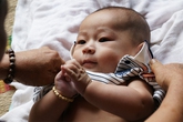 Lợi ích từ việc dạy trẻ tự mặc quần áo Lợi ích từ việc dạy trẻ tự mặc quần áo