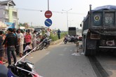 Con gái khóc bên thi thể người cha bị xe tải cán Con gái khóc bên thi thể người cha bị xe tải cán