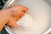 Sai lầm "chết người" khi nấu cơm khiến nhiều người rước bệnh hiểm Sai lầm "chết người" khi nấu cơm khiến nhiều người rước bệnh hiểm