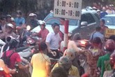 Ông Khuất Việt Hùng cầm "vỉ ruồi", gào thét để phân luồng giao thông Ông Khuất Việt Hùng cầm "vỉ ruồi", gào thét để phân luồng giao thông