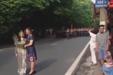 Hai phụ nữ "chặn đường" đoàn diễu binh chụp ảnh bất ngờ lên tiếng Hai phụ nữ "chặn đường" đoàn diễu binh chụp ảnh bất ngờ lên tiếng