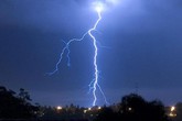 Đi đám ma về, 2 người bị sét đánh chết Đi đám ma về, 2 người bị sét đánh chết