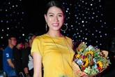 Trang Trần vác bụng bầu tới cổ vũ cô gái vừa ăn kẹo vừa hát Trang Trần vác bụng bầu tới cổ vũ cô gái vừa ăn kẹo vừa hát