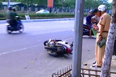 Hai mẹ con tử nạn khi tông vào vỉa hè Hai mẹ con tử nạn khi tông vào vỉa hè