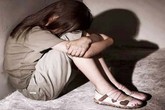 Vào tù thăm cha, bé gái 8 tuổi suýt bị cưỡng hiếp Vào tù thăm cha, bé gái 8 tuổi suýt bị cưỡng hiếp