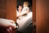 Vợ chồng mới cưới bị xìu vì… hàng xóm Vợ chồng mới cưới bị xìu vì… hàng xóm