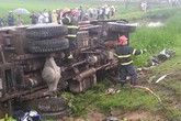 Xe ben chở cát lật vùi chết thanh niên đi xe máy Xe ben chở cát lật vùi chết thanh niên đi xe máy