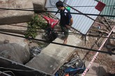 Bê tông trăm tấn đổ sập, đè nát nhiều xe máy Bê tông trăm tấn đổ sập, đè nát nhiều xe máy