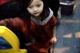 Bé 4 tuổi bị xích 2 chân khi đi xe buýt dậy sóng dư luận Bé 4 tuổi bị xích 2 chân khi đi xe buýt dậy sóng dư luận
