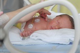 Những em bé thoát chết như có phép màu từ tai nạn ô tô Những em bé thoát chết như có phép màu từ tai nạn ô tô