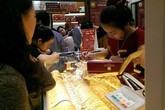 Ngại xếp hàng, người Hà Nội mua vàng trước ngày vía thần tài Ngại xếp hàng, người Hà Nội mua vàng trước ngày vía thần tài