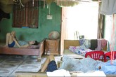 Người cựu thanh niên xung phong 70 tuổi vẫn nhặt ve chai chăm chồng và con tâm thần Người cựu thanh niên xung phong 70 tuổi vẫn nhặt ve chai chăm chồng và con tâm thần