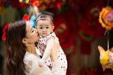 Maya lần đầu bế con gái dạo chơi trên phố Hà Nội Maya lần đầu bế con gái dạo chơi trên phố Hà Nội