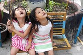 Vụ ba cha con lề đường: Vào chùa, hai bé Huyền - Thoại vẫn muốn về với bố Vụ ba cha con lề đường: Vào chùa, hai bé Huyền - Thoại vẫn muốn về với bố