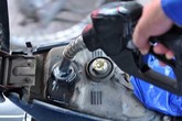 Giá xăng giảm nhẹ 136 đồng/lít từ 15h chiều nay Giá xăng giảm nhẹ 136 đồng/lít từ 15h chiều nay