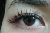 Chị em cẩn thận rước họa vì nối mi Chị em cẩn thận rước họa vì nối mi