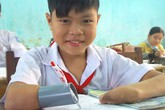 Cảm phục cậu bé mất hai tay viết bài bằng… ống nhựa Cảm phục cậu bé mất hai tay viết bài bằng… ống nhựa