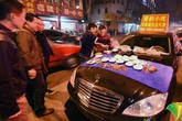 Thiếu gia lái Mercedes-Benz đi bán quà vặt Thiếu gia lái Mercedes-Benz đi bán quà vặt