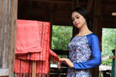 Ngắm thiếu nữ quyến rũ trong tà áo dài lụa tơ tằm ở Hội An Ngắm thiếu nữ quyến rũ trong tà áo dài lụa tơ tằm ở Hội An
