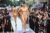 Người mẫu Trung Quốc mặc nội y bằng vàng lên sàn catwalk gây sốc Người mẫu Trung Quốc mặc nội y bằng vàng lên sàn catwalk gây sốc