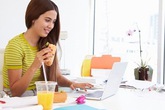 Tác hại không ngờ khi ăn trưa tại bàn làm việc Tác hại không ngờ khi ăn trưa tại bàn làm việc