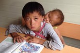 Sự thật cảm động sau bức ảnh "địu em đến lớp" gây sốt mạng Sự thật cảm động sau bức ảnh "địu em đến lớp" gây sốt mạng