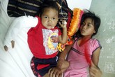 Chị ngồi ôm em dưới mưa đến sáng bên thi thể cha mẹ Chị ngồi ôm em dưới mưa đến sáng bên thi thể cha mẹ