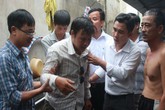 Hàng xóm đau xót không cứu được cháu bé bị bồn nước rơi trúng Hàng xóm đau xót không cứu được cháu bé bị bồn nước rơi trúng