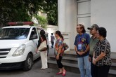 Xúc động hình ảnh NSND Thế Anh đứng đợi “thầy Đình Quang” trước nhà tang lễ Xúc động hình ảnh NSND Thế Anh đứng đợi “thầy Đình Quang” trước nhà tang lễ