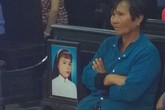 Mẹ nạn nhân đòi giết kẻ sát hại con gái trước tòa Mẹ nạn nhân đòi giết kẻ sát hại con gái trước tòa