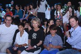 Đại gia đình chồng đến cổ vũ Đoan Trang Đại gia đình chồng đến cổ vũ Đoan Trang