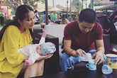 Ông xã Kim Hiền tỉ mỉ pha sữa cho con khi đi dạo phố Ông xã Kim Hiền tỉ mỉ pha sữa cho con khi đi dạo phố