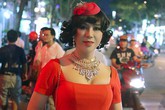 Long Nhật gây sốc khi giả gái đi giữa đường phố Sài Gòn Long Nhật gây sốc khi giả gái đi giữa đường phố Sài Gòn