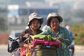 Người mẹ 53 tuổi ngày đạp xe gần 50km chở con đi học và lượm ve chai Người mẹ 53 tuổi ngày đạp xe gần 50km chở con đi học và lượm ve chai