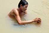 Người đàn ông mò tìm hài cốt vợ dưới mương Người đàn ông mò tìm hài cốt vợ dưới mương