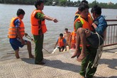Giải cứu thanh niên mắc kẹt trên cầu khi nhảy sông tự tử Giải cứu thanh niên mắc kẹt trên cầu khi nhảy sông tự tử