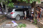 Hà Nội: Xe Santafe mất lái lao qua đám cưới, 3 người bị thương Hà Nội: Xe Santafe mất lái lao qua đám cưới, 3 người bị thương