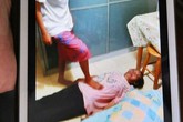 Con gái bắt mẹ ăn phân, uống nước tiểu gây rúng động Con gái bắt mẹ ăn phân, uống nước tiểu gây rúng động