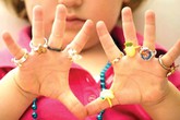 Bố mẹ vô tình đẩy con vào hiểm nguy khi cho đeo trang sức tới trường Bố mẹ vô tình đẩy con vào hiểm nguy khi cho đeo trang sức tới trường