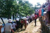 Cha gào khóc bên thi thể con trai nhảy cầu tự vẫn Cha gào khóc bên thi thể con trai nhảy cầu tự vẫn